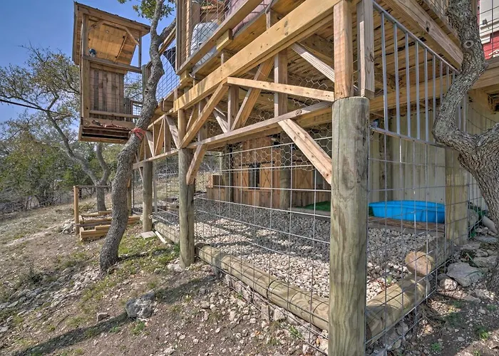 Kerrville Converted Barn Tiny Home W/ Kayaks!