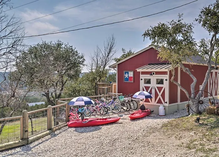 Kerrville Converted Barn Tiny Home W/ Kayaks!