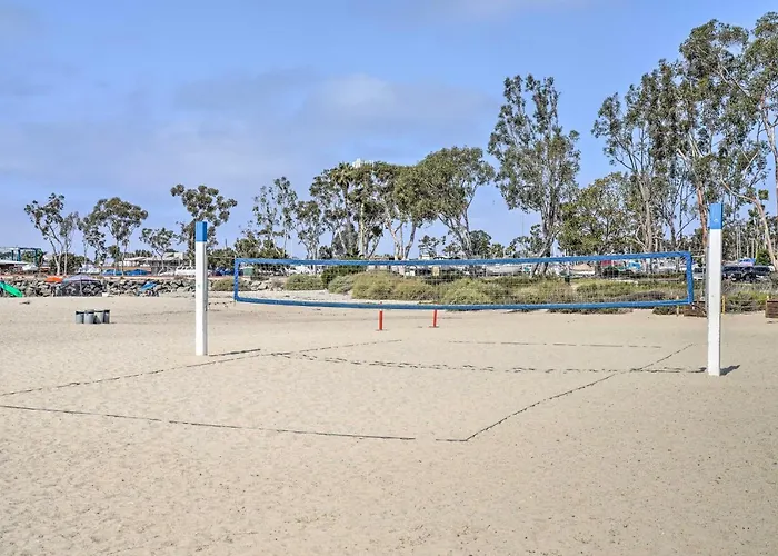 Cozy-Chic Condo: Walk To Beach & Park!