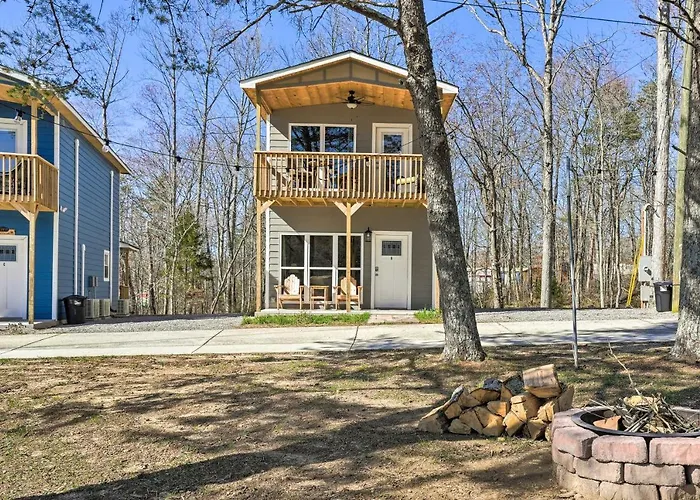 10 Mi To Drive-In: Lakefront Trenton Cabin!