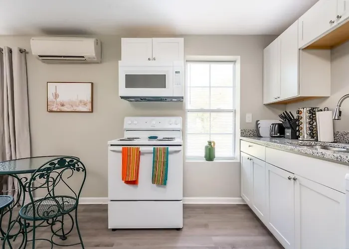 Plush 1 Bed Apt Near Five Points! Bring Your Pets!