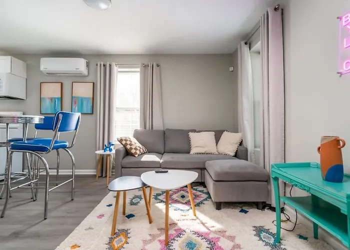 Cozy 1 Bed Apt Near Five Points! Bring Your Pets!