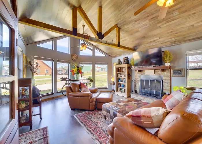 Incredible Log Home: 1 Mile From Lake Tenkiller