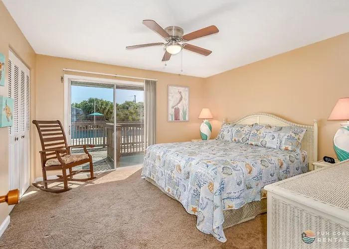Steps From Flagler Avenue! Charming Home With Private Garage And Full Kitchen!