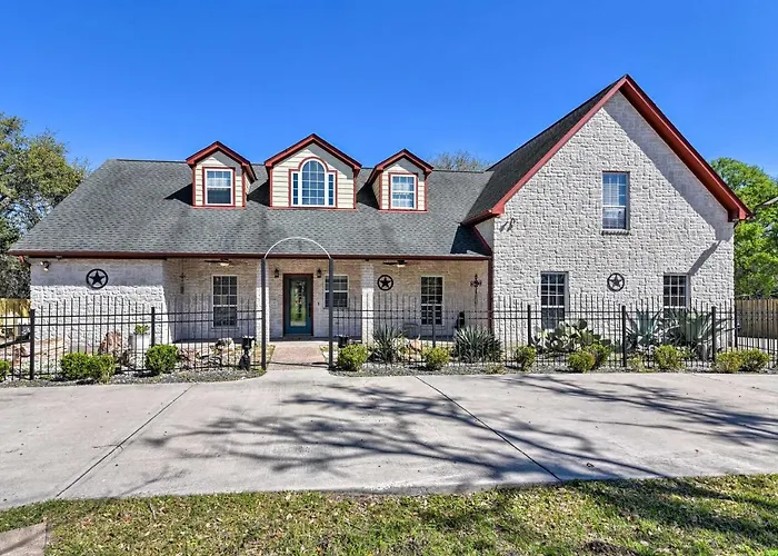 Waterfront Family Home W/ Patio In Hitchcock