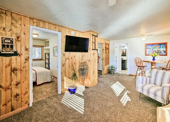 Sunroom, Deck & Grills: Marquette Cottage!