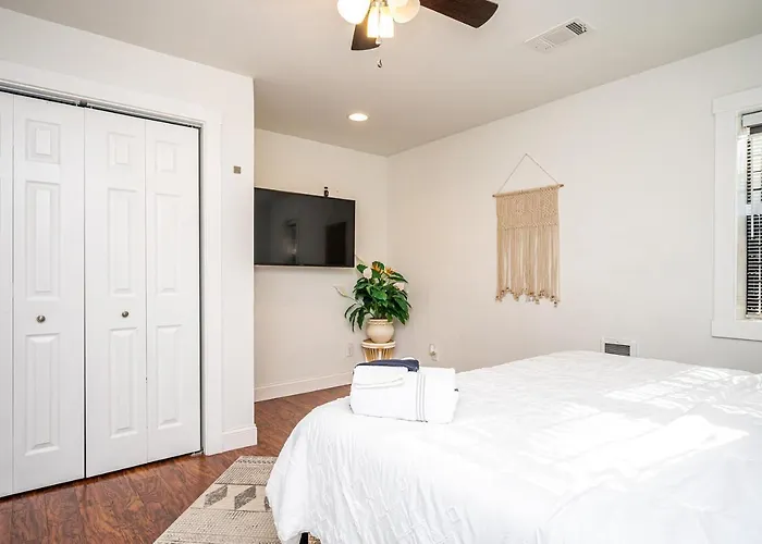 Cozy Bohemian 2 Bed 1 Bath In Decatur