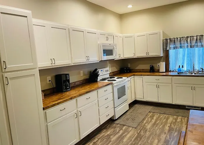 Downtown Farmhouse: Modern 3-Bed Apartment near Honeywell Theater