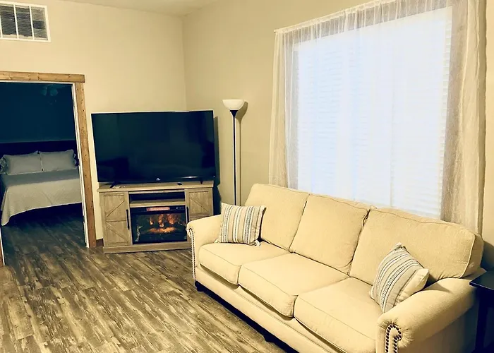 Downtown Farmhouse: Modern 3-Bed Apartment near Honeywell Theater