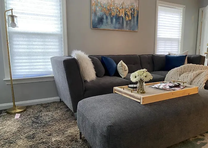 Peace of Cleveland: Pet-Friendly 2BR with Study