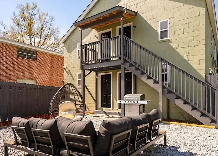 Plush 1 Bed Apt Near Five Points! Bring Your Pets!