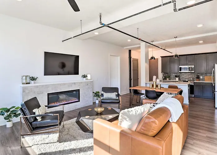 Walk To Unl Campus: Dtwn Lincoln Loft Apt!
