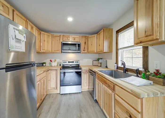 Hilltop Hideaway W/ Scenic Views & Hot Tub!