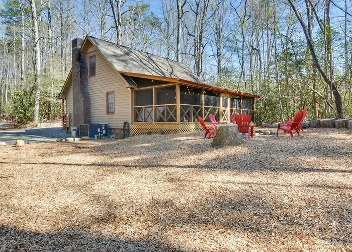 Cozy Creekside Mountain Escape W/ Hot Tub!