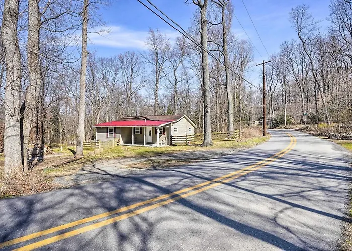 Charming Home With Yard Near Shenandoah River!