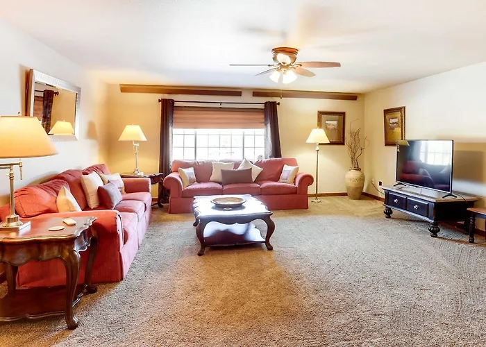 Centrally-Located Deadwood Apt W/ Mountain Views!