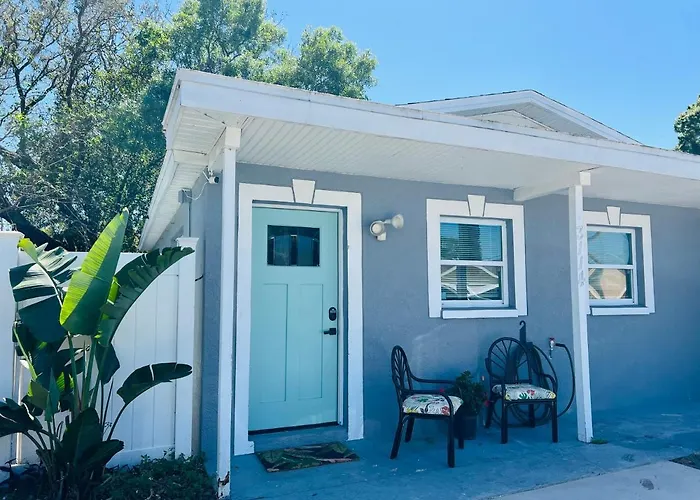 Tropical Casita In Tampa Near Airport And Raymond James Stadium