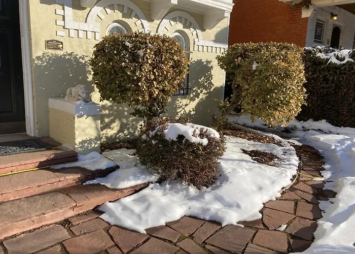 Pineapple House, Cozy Garden Apartment, City Center! Marble-Tiled Bathroom! Free Parking!