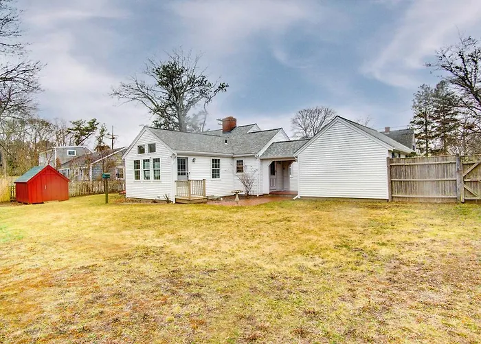 2 Mi To Beach: Walkable Coastal Gem In Hyannis!