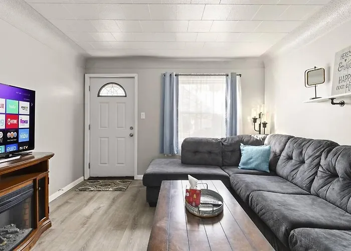 Great Location! Cozy Home With Huge Backyard