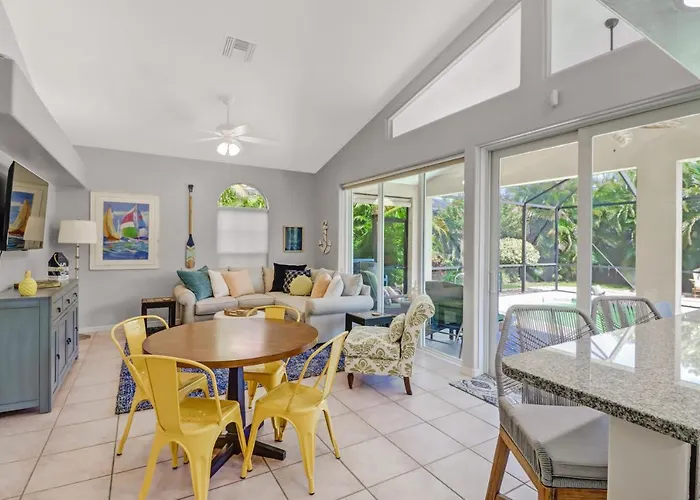 Cozy Beach House - 5 minutes from Vanderbilt Beach