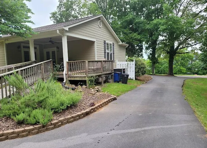 4. Spacious Historic Home In Lake Guntersville