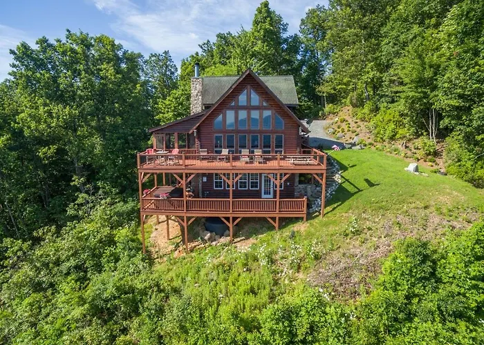 Above The Clouds Log Cabin, Hot Tub & Views!
