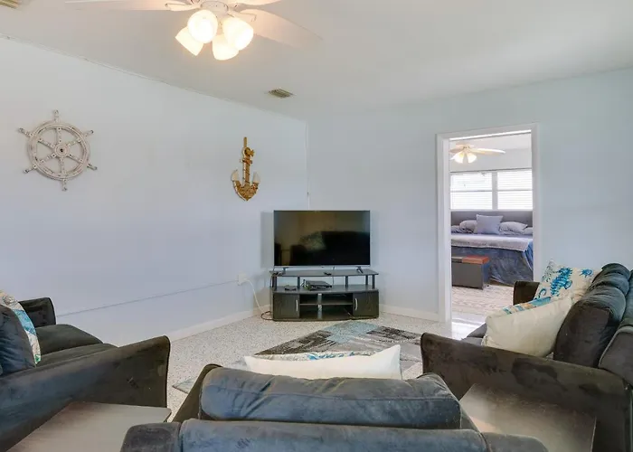 Waterfront Okeechobee Getaway W/ Backyard Dock!
