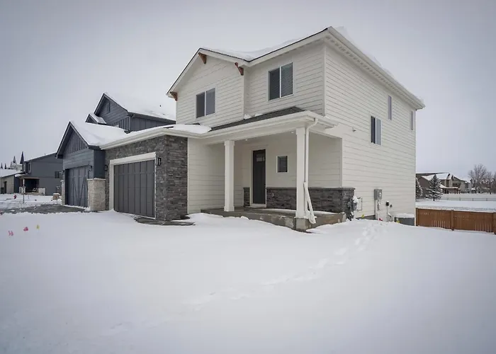 Family-Friendly Townhome ~ 2 Mi To Windsor Lake!