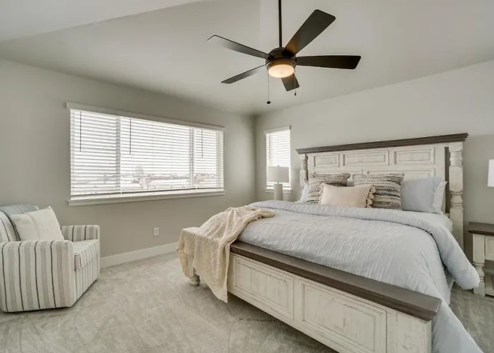 Family-Friendly Townhome ~ 2 Mi To Windsor Lake!
