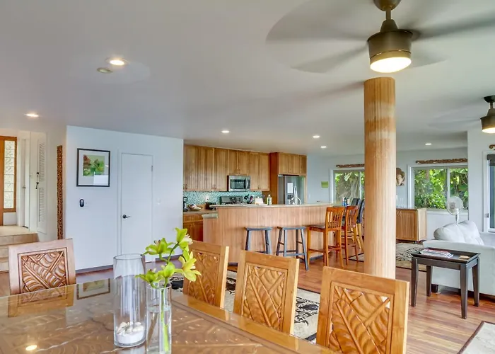 Hilo Home W/ Private Deck + Stunning Ocean Views!