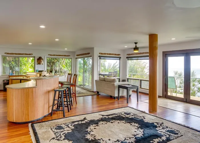 Hilo Home W/ Private Deck + Stunning Ocean Views!