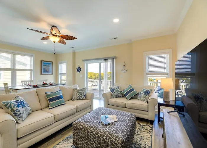 Emerald Isle Getaway W/ Decks & Beach Views!
