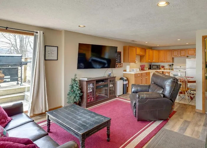 'Snowed Inn' Cozy Winterplace Ski-In/Ski-Out Cabin