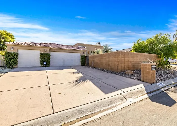 A Royal Oasis In The Desert With Pool, Spa And Epic Game Room!