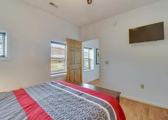 Cozy Marlinton Vacation Rental: Downtown Location!