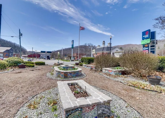 Cozy Marlinton Vacation Rental: Downtown Location!