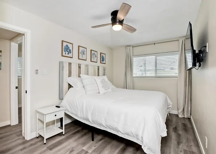 Coastal 2Br Escape - Steps To The Sand & Surf