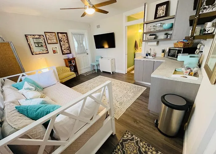 Coastal Chic Suite With Kitchenette And Private Entrance