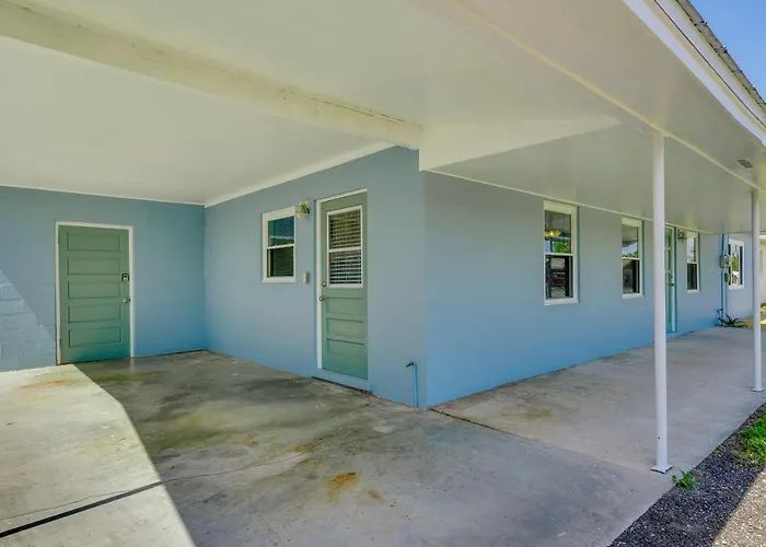 Waterfront Okeechobee Getaway W/ Backyard Dock!