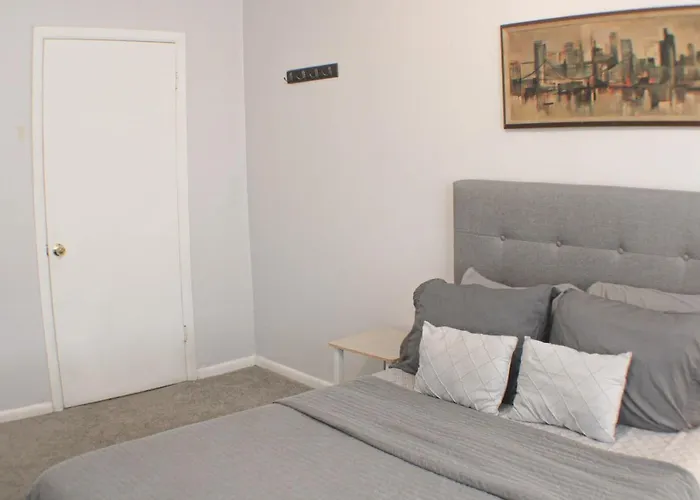 2 Bedroom - Off Street Parking - Amazing View Nearby
