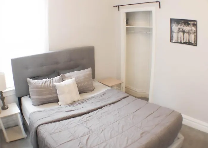 2 Bedroom - Off Street Parking - Amazing View Nearby