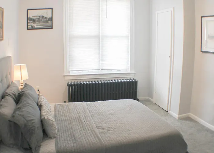 2 Bedroom - Off Street Parking - Amazing View Nearby