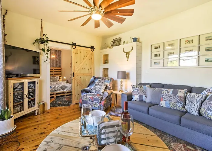 Walk To Dtwn Shops & Eats: Sturgeon Bay Retreat