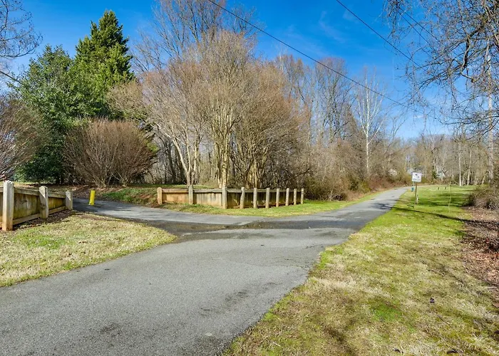 Sunny Family Home, 3 Mi To High Point Market!