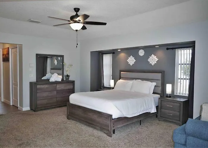 Peachland Getaway With Pool And Tiki Bar