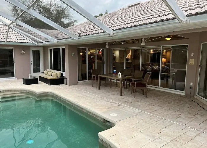 Peachland Getaway With Pool And Tiki Bar