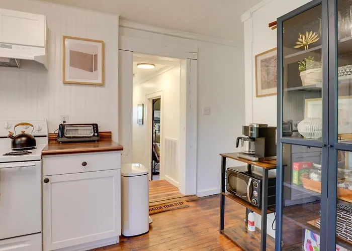 Mid-Century Modern Fayetteville Home Close To Town