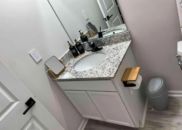 Hometel Premium Guest Suite W/ Private Entrance