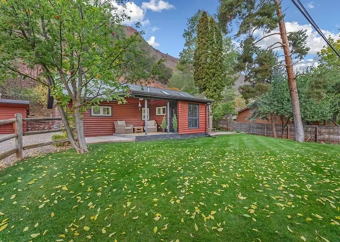 Cozy Modern House Seconds From Roaring Fork River